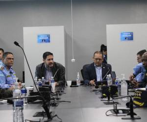 El recién nombrado ministro de Seguridad, Gustavo Sánchez, junto al ministro de Defensa, José Zelaya en la primera reunión de traspaso de centros penales a la Policía Militar.