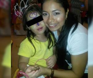 La odontóloga Tesla Paola Alemán le quitó la vida a su hija de tan solo tres años. El cuerpo de la menor fue encontrado sin vida en un sofá de su vivienda en San Pedro Sula, mientras que su madre logró sobrevivir tras intentar quitarse la vida. Esto es lo que se sabe del caso.