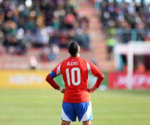 Alexis Sánchez de Chile reacciona este martes, en un partido por las eliminatorias sudamericanas para el Mundial 2026 entre las selecciones de Bolivia y Chile en el estadio Municipal en El Alto, Bolivia.