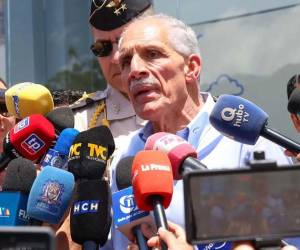 Asfura anuncia obras para evitar inundaciones y ampliar el aeropuerto Villeda Morales, durante una entrevista en rueda de prensa.