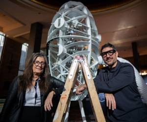 La muestra incluye un libro del artista, que alberga el Quijote 2.0 codificado en ADN sintético, una tecnología que permite conservar información durante milenios.