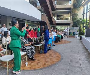 Las palabras arrancaron aplausos entre padres de familia y docentes, quienes observaban atentos mientras los pequeños escuchaban cada intervención con entusiasmo y curiosidad.