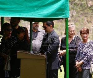 Juan Fernando Lobo, conocido popularmente como Juanfer, entre lágrimas le dio el adiós definitivo a su pareja, la chef y presentadora Sandra Díaz del Valle. El cortejo fúnebre de Sandra partió desde la parroquia Santa Teresa de Jesús, en la colonia 15 de Septiembre, hasta el cementerio Jardines de Paz San Miguel Arcángel, donde sus restos ahora descansan en paz.