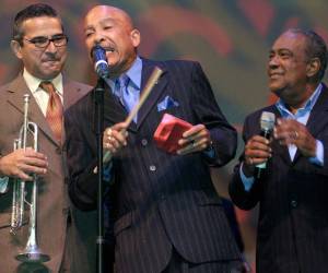 El excantante luchaba con problemas de espalda y cáncer desde hace varios años; la clase artística lamenta su partida.