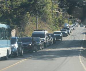 Miles de conductores siguen atrapados en largas filas a diario, mientras el proyecto de cuatro carriles que aliviaría el tránsito no inicia.