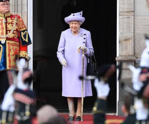 Isabel II, que tiene problemas de movilidad, apareció el martes sonriente, con lentes y apoyándose en un bastón.
