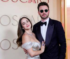 Más allá de los galardones, el público que siguió la transmisión en directo desde cualquier rincón del mundo centró buena parte de su atención en este tipo de detalles: quién llegó acompañado, quién sorprendió con una nueva presencia y quién confirmó una relación entre el patio de butacas y los pasillos del recinto.