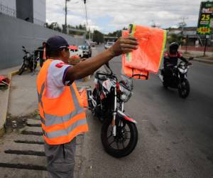 Autoridades de tránsito imponen uso obligatorio de chaleco reflectivo a motociclistas con multas de hasta 400 lempiras. Autoridades aseguran que reforzaran medidas con motociclistas que incumplan la Ley de Tránsito
