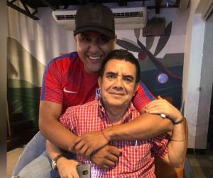 Se fue mi ídolo, mi ejemplo, mi vida. Hoy mi corazón está hecho pedazos por tu partida. Así inicia diciendo la reciente publicación del periodista gráfico Ronal Aceituno, hijo del periodista Arístides Luis Aceituno, quien falleció a sus 67 años, en un hospital de la capital el reciente jueves 2 de julio tras someterse a una cirugía para extirparle un tumor cerebral.