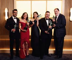 La gala se emitirá por Netflix a partir de las 8:00 PM ET, lo que equivale a las 7:00 PM hora de Honduras. El preshow inicia a las 5:00 PM.