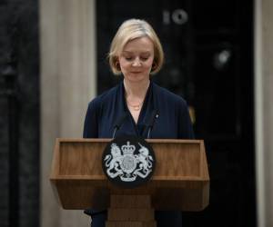 Liz Truss, primera ministra se enfrentaba a la rebelión entre sus filas y desde el miércoles, más de una decena de diputados conservadores habían pedido su renuncia.