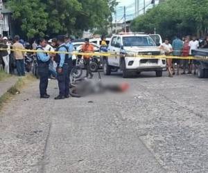 El cuerpo del joven quedó tendido al lado de su motocicleta.