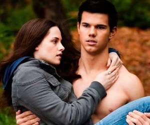 Taylor Lautner, el actor que durante años cargó con el peso de representar al hombre lobo más deseado del cine, tiene ahora una razón mucho más personal para transformarse. Este jueves 26 de marzo, él y su esposa Tay confirmaron que están esperando a su primer hijo, a través de una serie de imágenes que publicaron en sus redes sociales.
