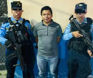 El ingeniero civil, identificado como Leónidas Emilio Cortez, fue capturado por agentes de la Policía Nacional en San Pedro Sula, acusado de cometer del delito de estafa.