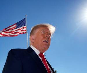 El presidente de Estados Unidos, Donald Trump, habla con los medios de comunicación en el jardín sur de la Casa Blanca antes de embarcar en el Marine One, rumbo a Port Huron, Michigan, en Washington D. C., EE. UU., el 25 de octubre de 2026.