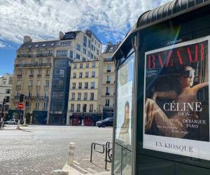 La vuelta triunfal de Céline Dion a los escenarios tras seis años desata la locura en París, donde decenas de seguidores se agolpan diariamente frente a su hotel con la esperanza de verla.