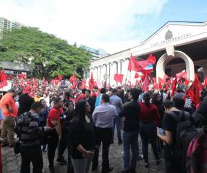 Decenas de militantes de Libre llegaron a Casa Presidencial.