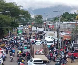 La salida de Danlí estaba abarrotada de personas y vehículos parados por la toma.