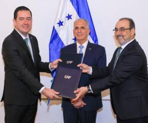 El presidente Nasry Asfura fue el testigo de honor en la firma con la CAF.