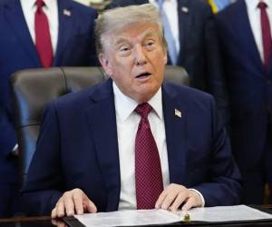 Donald Trump detiene los bombardeos a Irán para negociar un acuerdo de paz.