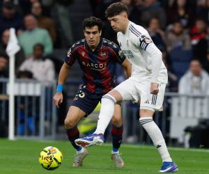 El Real Madrid busca derrotar al Levante para acercarse al Barcelona en la tabla.
