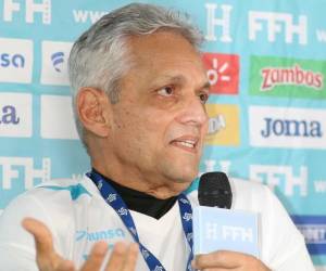 El entrenador colombiano considera que las opiniones externas pueden afectar la mentalidad del equipo.