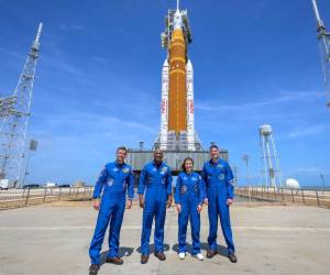 Tres tripulantes son de Estados Unidos y uno es de Canadá, Jeremy Hansen (derecha).