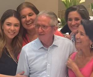 Rodeado de sus hijas y nietos, Ricardo Maduro celebra sus 80 años en un ambiente íntimo y familiar, lejos del protocolo que marcó su vida como presidente de Honduras.
