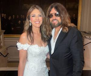Billy Ray Cyrus, padre de la cantante Miley Cyrus, y Hurley mantienen una relación desde la Pascua de 2025.