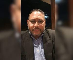 El periodista hondureño José Carlo Panameño fue denunciado por agredir a un vecino tras una discusión por un estacionamiento.
