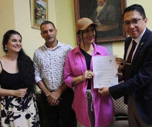 Karla Chévez, del Centro Cultural de España en Tegucigalpa, y los poetas Néstor Ulloa y Armando Maldonado, del Festival de Los Confines, le dieron a Mayra Oyuela la noticia de su homenaje.