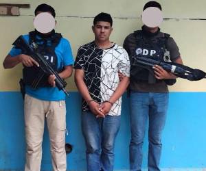 El detenido Jonatan Emanuel Moncada, al ser capturado en el municipio de Talanga, Francisco Morazán.