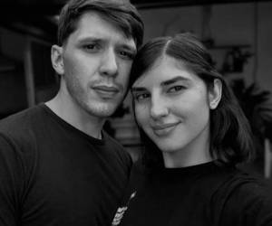 En el centro de Rosario, Argentina, se desencadenó una tragedia que conmociona al país, un joven de 22 años asesinó a su novia de una puñalada en el cuello, luego llamó al 911 para que la atendieran y horas después se suicidó tras arrojarse desde la terraza de un edificio.