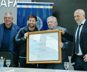 Lionel Messi recibió un diploma y una medalla por parte del rector de la UBA, en compañía con el presidente de la AFA, Claudio Chiqui Tapia.