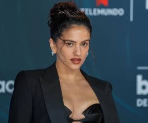El reconocimiento llegó con Rosalía como finalista en seis categorías de la misma gala, que Telemundo y Peacock transmiten en vivo con Carmen Villalobos y Javier Poza como anfitriones.