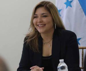 Hall denunció haber sido blanco de ataques mediáticos y campañas de odio tras las elecciones. La titular del CNE sostuvo que exigir voto por voto habría impedido cerrar el proceso.