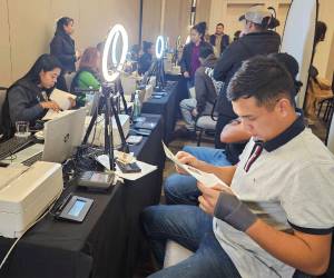 Decenas de hondureños no podrán realizar sus trámites y muchos ya tenían citas para estas fechas.