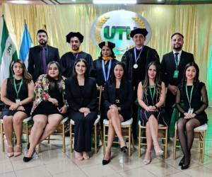 El Rector General de la UTH, Javier Mejía hizo entrega a los graduados medallas de reconocimiento a su trayectoria estudiantil, acompañado por la Rectora de Campus Diana Salgado y el Director Nacional de sistema On Line Moisés Molina.