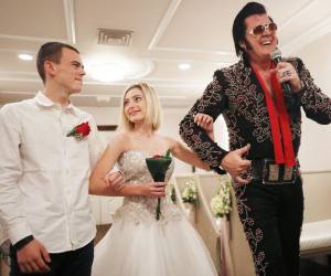 Los matrimonios con temáticas de Elvis o celebrados por imitadores del cantante son una actividad muy lucrativa en la ciudad desde la década de 1970.