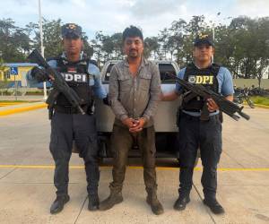 El detenido Luis Francis Lorenzo Sánchez, al ser capturado por la autoridad policial.