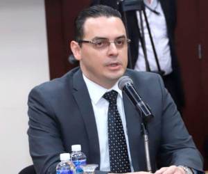 Kelvin Aguirre, ex consejero del CNE, enfatizó que el cumplimiento de la resolución del TJE sobre inscripciones es obligatorio y su incumplimiento constituye un delito.