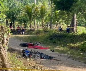 Los cuerpos de dos de las víctimas fueron encontrados en un sector a varios metros de la vivienda de la otra víctima.