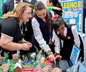 Durante el EducaDigital la ministra de Educación, Arely Argueta, conoció los proyectos digitales y tecnológicos que realizan los estudiantes de los centros educativos con conectividad a internet.