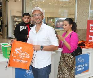 Con emoción y mucha expectativa, ciclistas inscritos reciben su kit oficial en Multiplaza previo a la Vuelta EL HERALDO 2025.