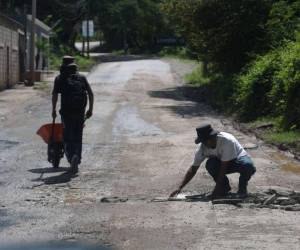 Pobladores de la colonia Villeda Morales denuncian el abandono de obra de pavimentación. La maquinaria no opera desde hace un año.