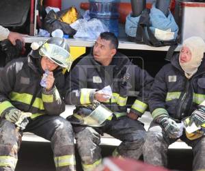 Un voraz incendio se desató este lunes cuando ua volqueta antes de volcarse y prenderse fuego arrasó a su paso con un negocio, derribó paredes y soterró a varias personas en la salida a oriente. La tragedia en Villa Nueva segó la vida de al menos cinco personas y dejó unos 10 heridos, entre los escombros destaca la labor realizada por cuerpos de socorro que acudieron a atender la emergencia.