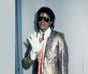 Una revista con imágenes de menores, un cantante que se desintegraba bajo los efectos de los analgésicos y un jurado que reconoce haber sentido admiración por el acusado. Así es Michael Jackson: El Veredicto, la docuserie de Netflix que reconstruye el proceso penal de 2005 desde adentro.