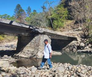 Pobladores señalan que el puente sobre El Pacón ya muestra fallas estructurales y temen quedar incomunicados en temporada de lluvias.