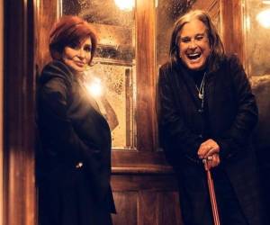 La leyenda del heavy metal, Ozzy Osbourne, murió este 22 de julio rodeado del amor de su familia, se informó en un comunicado. El famoso cantante mantenía una estrecha relación con su esposa e hijos, quienes estuvieron con él en su deceso. Aquí te contamos quiénes son.