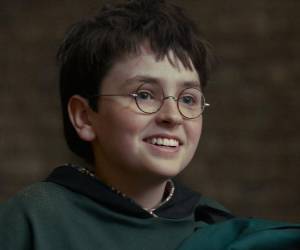 Con el estreno fijado para Navidad, la nueva serie de Harry Potter de HBO acumula escándalos en el rodaje al tiempo que lanza sus primeras imágenes oficiales del joven actor que sustituirá a Daniel Radcliffe como el mago más célebre de la ficción contemporánea.